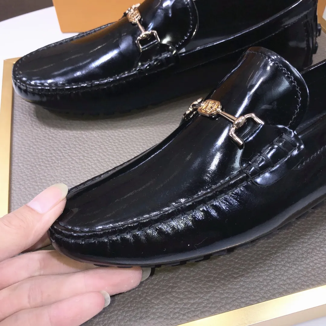 Men's men's shoes 💰420💰 [LV Doudou Shoes] (sheepskin lining) new model is on the market, available on the official website. The new Doudou shoes are processed into single-color materials, and the uppers are made of imported cowhide material. The body of the shoe is fully hemmed with mark thread, and is lined with imported original cowhide leather. The elegant shoe shape is super suitable for all-matching, and the size is 38-44.